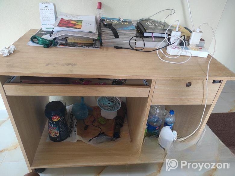 পড়ার টেবিল বা কম্পিউটার