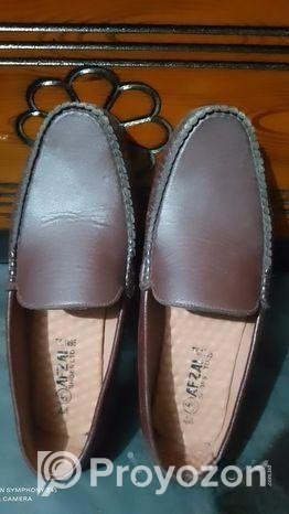 আকর্ষণীয় জুতা খুবই কনফর্টেবল এবং আরাম দায়ক