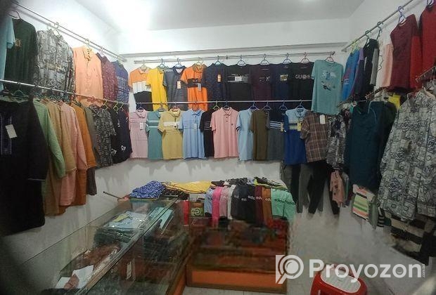 ইমারজেন্সি কাপড়ের দোকানের মালামাল স্বল্প মূল্যে বিক্রয় করা হবে