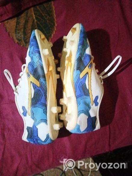 ফুটবল খেলার জুতা