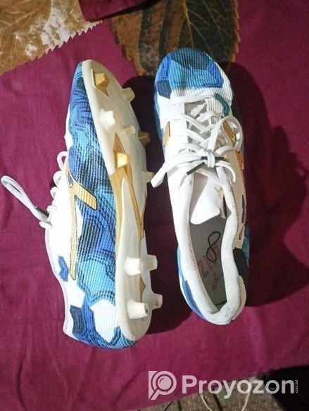 ফুটবল খেলার জুতা