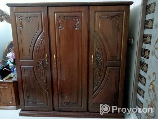 তিন পাল্লার আলমারি বিক্রয় করা হবে