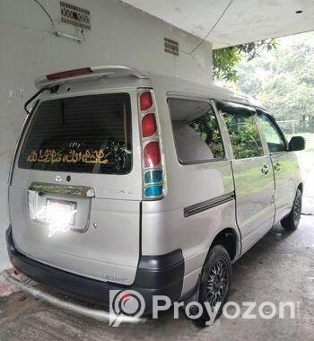 Toyota Noah KR 42…5 door 2001
