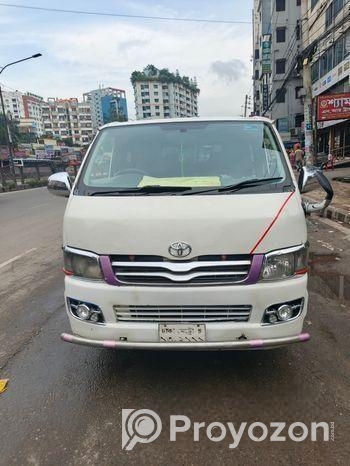 Toyota Hiace . 2004