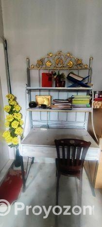 পড়ার টেবিল