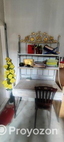 পড়ার টেবিল