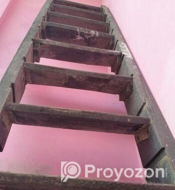 কাঠের সিঁড়ি