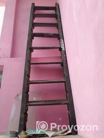 কাঠের সিঁড়ি