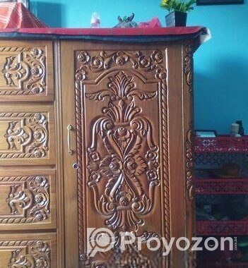 একটি ওয়ারড্রব বিক্রি হবে