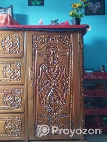 একটি ওয়ারড্রব বিক্রি হবে