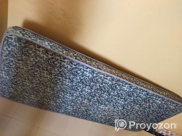 মেট্রেস সিঙ্গেল