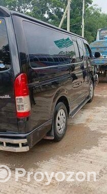 Toyota Hiace . 2010