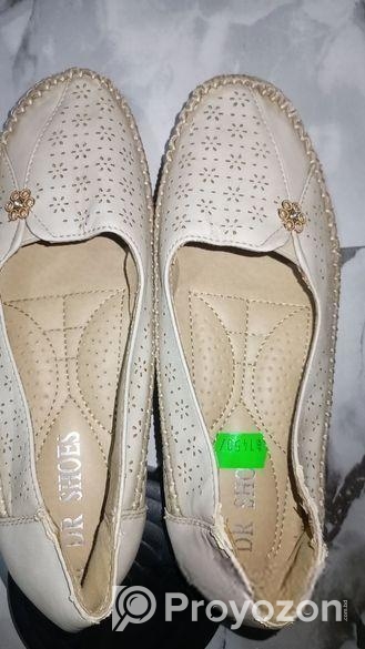 স্বল্প বাজেটে দামি জুতা