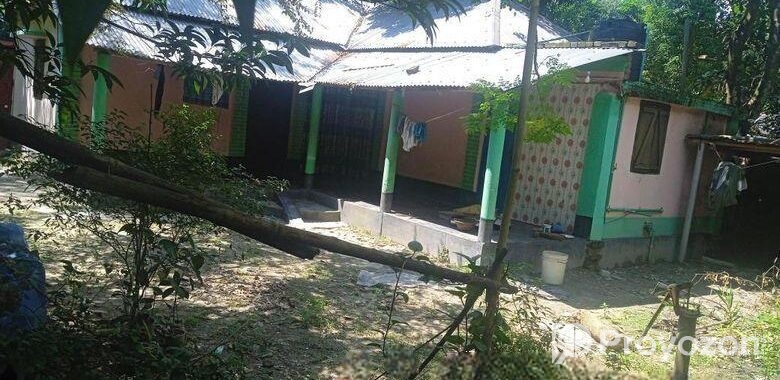 তিন রুম বিশিষ্ট অ্যাটাস্ট বাথরুম কিচেন সাপ্লাই বিদ্যুৎসহ বাইরে বা