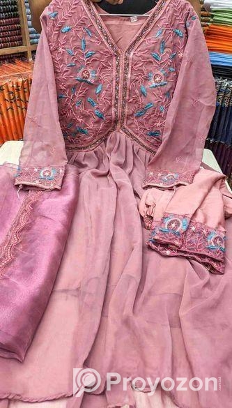 cগ্রাউন থ্রী পিস ২০২৫