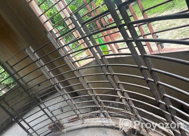 লোহার গিরিল রাউন |