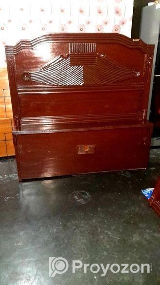 মেহেগনি কাঠের তৈরি খাট