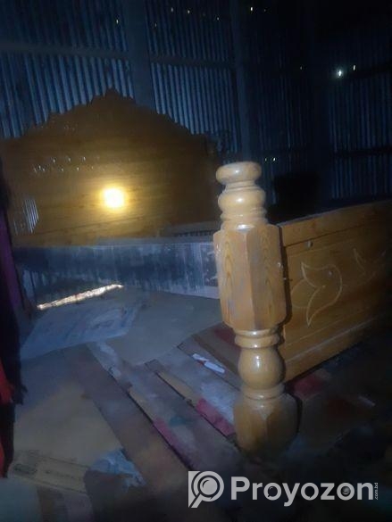 একটি খাট বিক্রি হবে