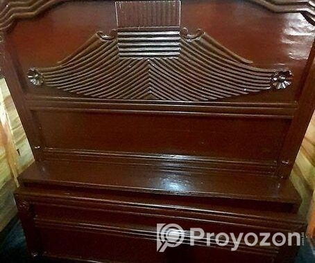 মেহেগনি কাঠের তৈরি খাট