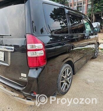 Toyota Noah 2011