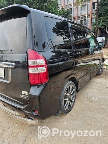Toyota Noah 2011