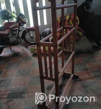 কাঠের তৈরি আলনা
