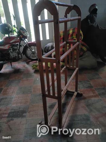 কাঠের তৈরি আলনা