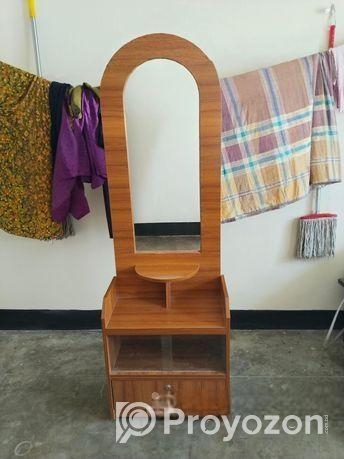 ড্রেসিং টেবিল