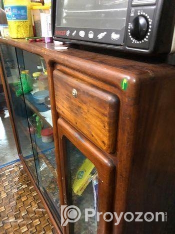 শিশু কাঠের শোকেস