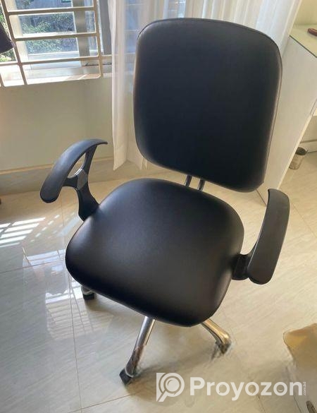 চেয়ারটা বিক্রি করা হবে