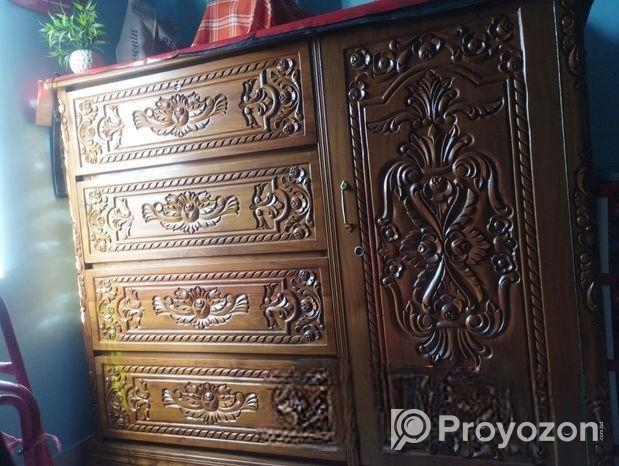 একটি ওয়ারড্রব বিক্রি হবে