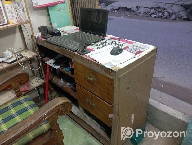 ১টি ক্যাশ টেবিল ও ডিসপ্লে গ্লাস রেক বিক্রি করা হবে