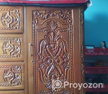একটি ওয়ারড্রব বিক্রি হবে