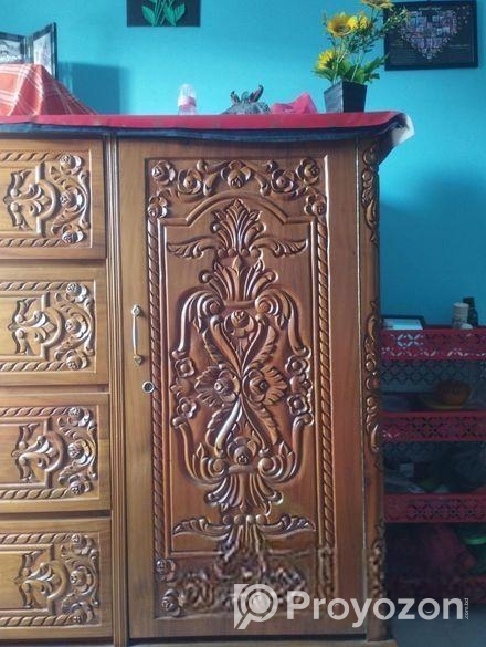 একটি ওয়ারড্রব বিক্রি হবে