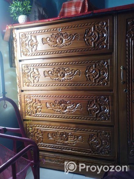 একটি ওয়ারড্রব বিক্রি হবে