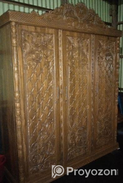 সেগুন কাঠের তিন পাল্লার আলমারি