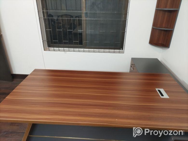 অফিস টেবিল