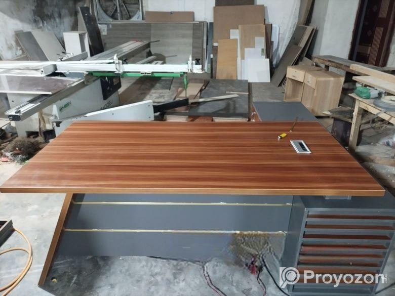 অফিস টেবিল