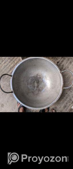 একটা বড় করাই বিক্রয় করা হবে