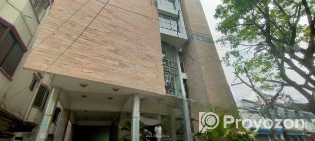 রাজশাহীতে ১৮৫০০ বর্গফুটের-৪.৫ কাঠা জমিসহ ৬ তলা বাণিজ্যিক ভবন বিক্