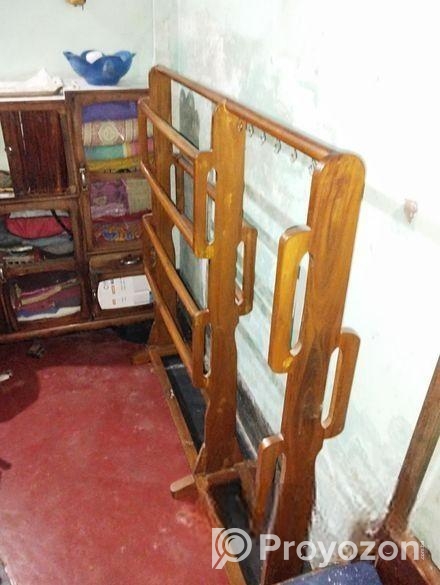 কাঠের আলনা