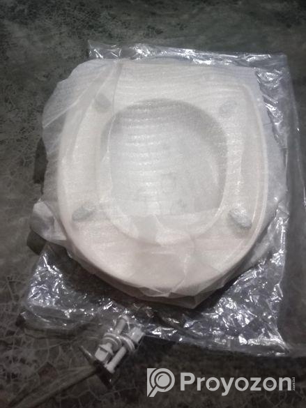 বাতরুমের কমোটের ঢাকনা