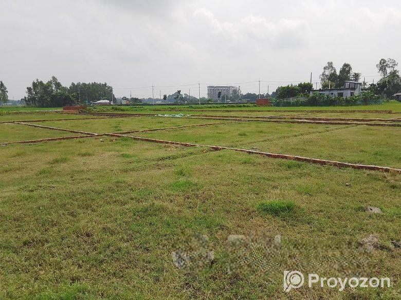 প্লট আকারে জমি বিক্রি হচ্ছে।