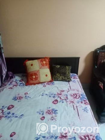 খাট এবং মাট্রেস সহ