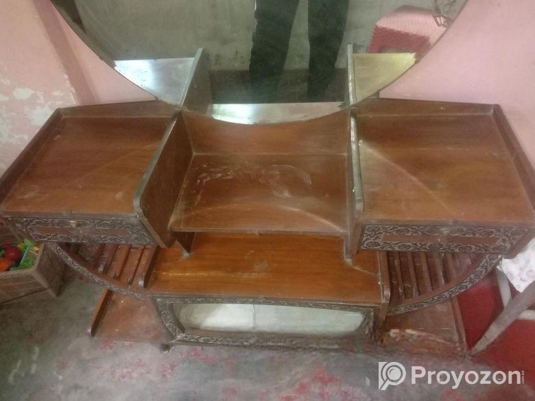 ড্রেসিং টেবিল