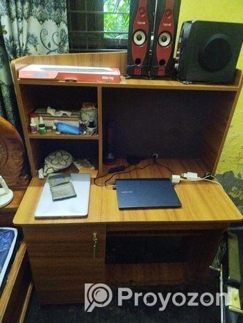 একটি চেয়ার ও টেবিল