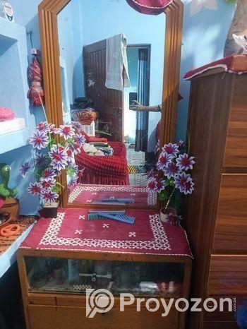 একটি ড্রেসিং টেবিল সেল করা হবে