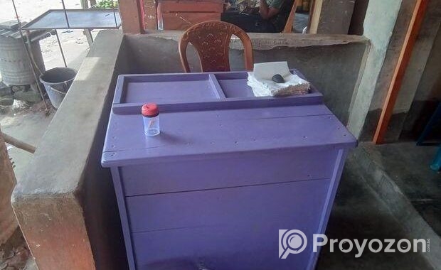 একটি খাবার রাখার শোকেজ,একটি ক্যাশ কাউন্টার
