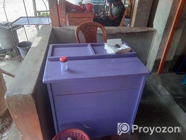 একটি খাবার রাখার শোকেজ,একটি ক্যাশ কাউন্টার