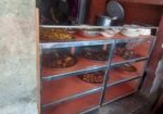 একটি খাবার রাখার শোকেজ,একটি ক্যাশ কাউন্টার